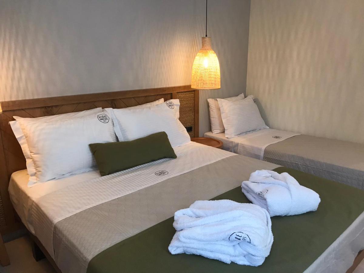 Azzure Luxury Suites 포토스 외부 사진