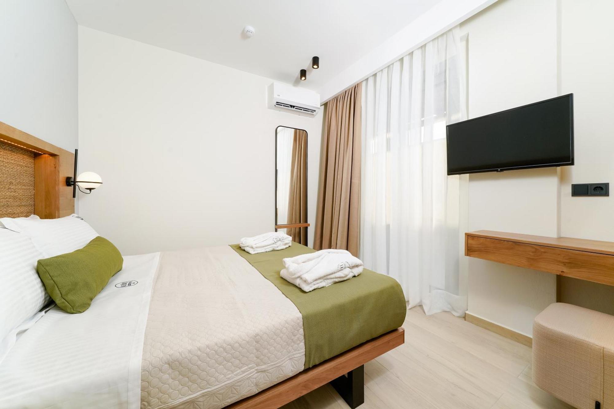Azzure Luxury Suites 포토스 외부 사진