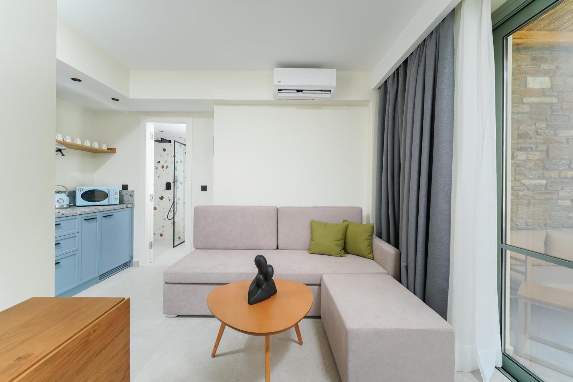 Azzure Luxury Suites 포토스 외부 사진