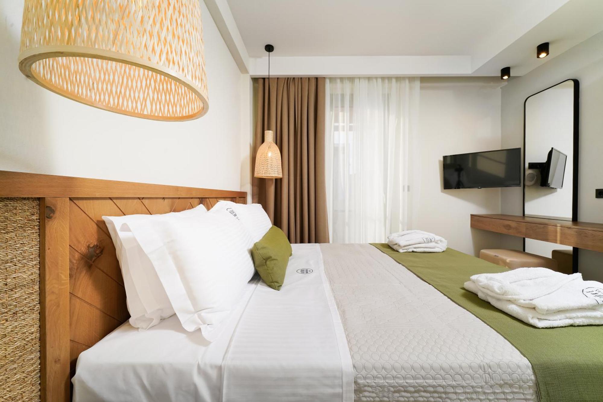 Azzure Luxury Suites 포토스 외부 사진