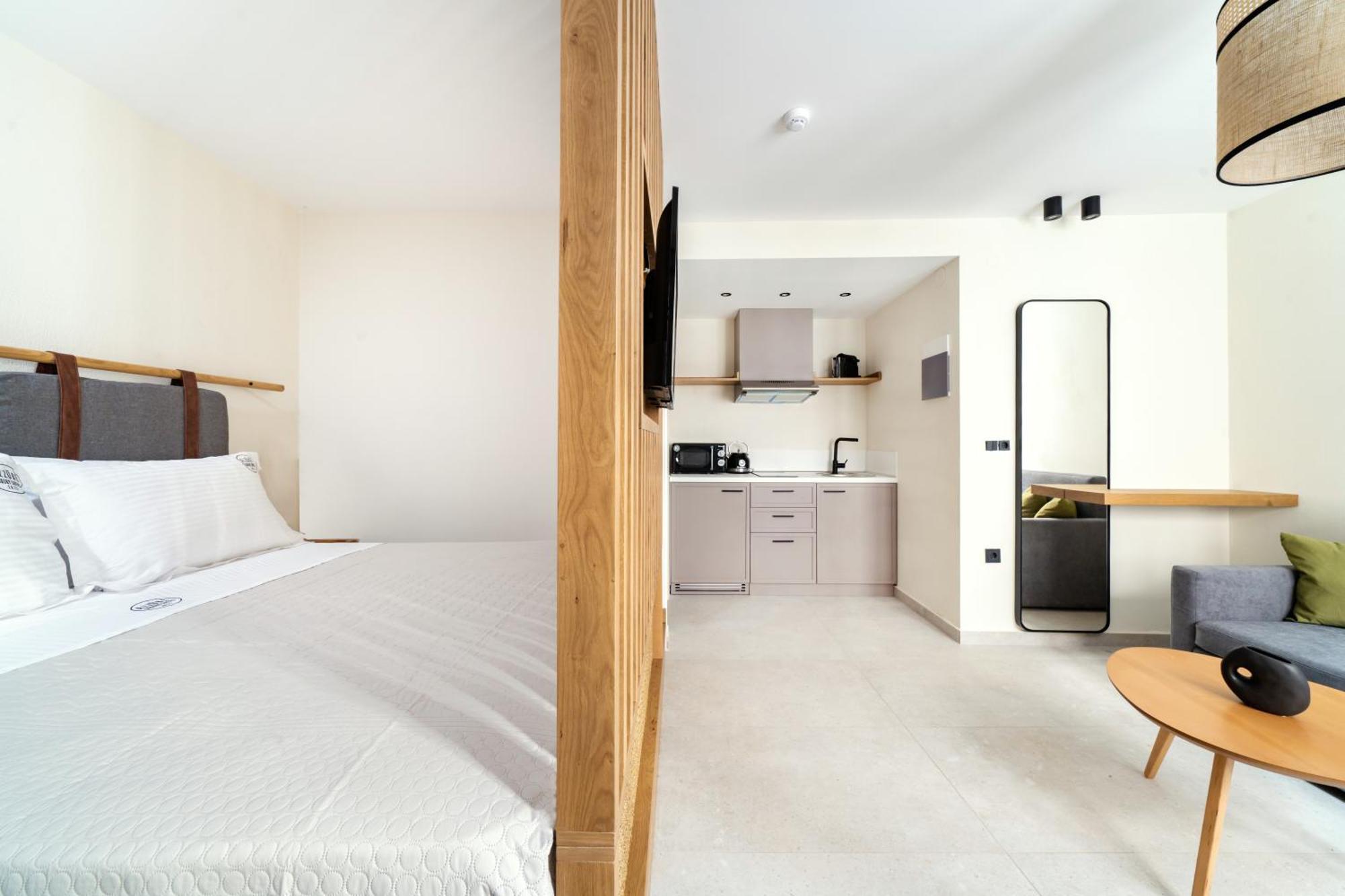 Azzure Luxury Suites 포토스 외부 사진