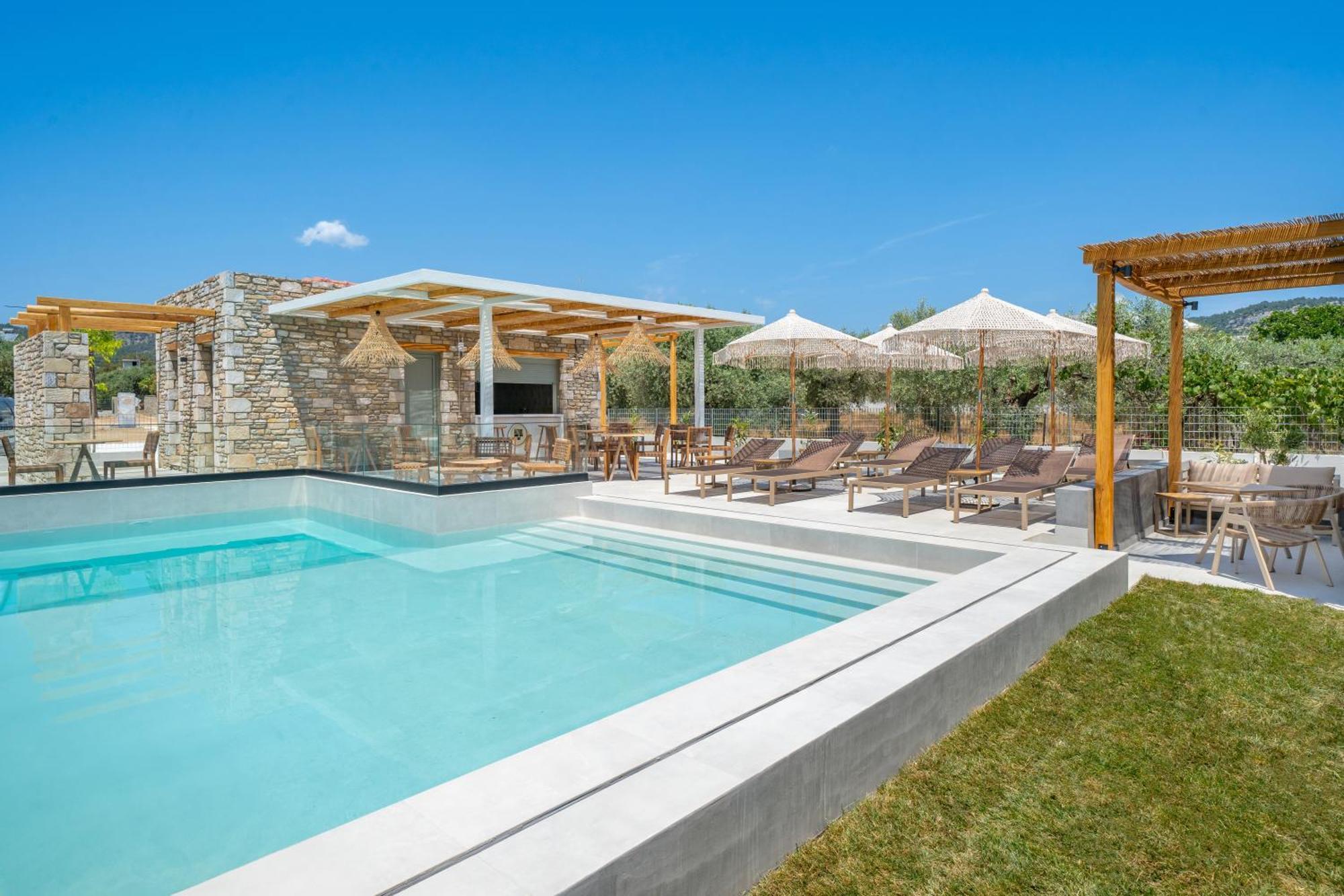 Azzure Luxury Suites 포토스 외부 사진