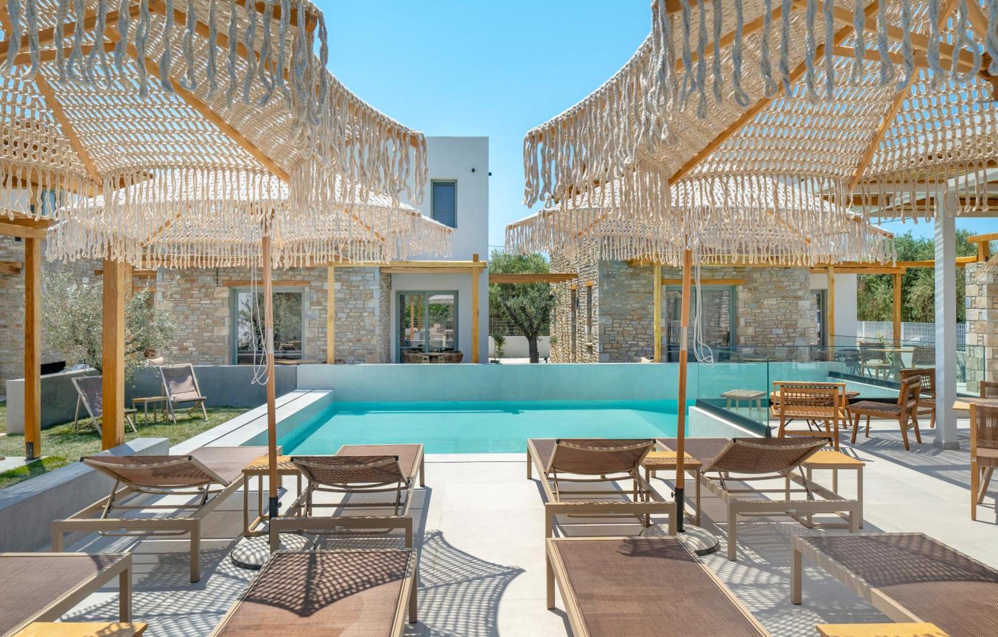 Azzure Luxury Suites 포토스 외부 사진